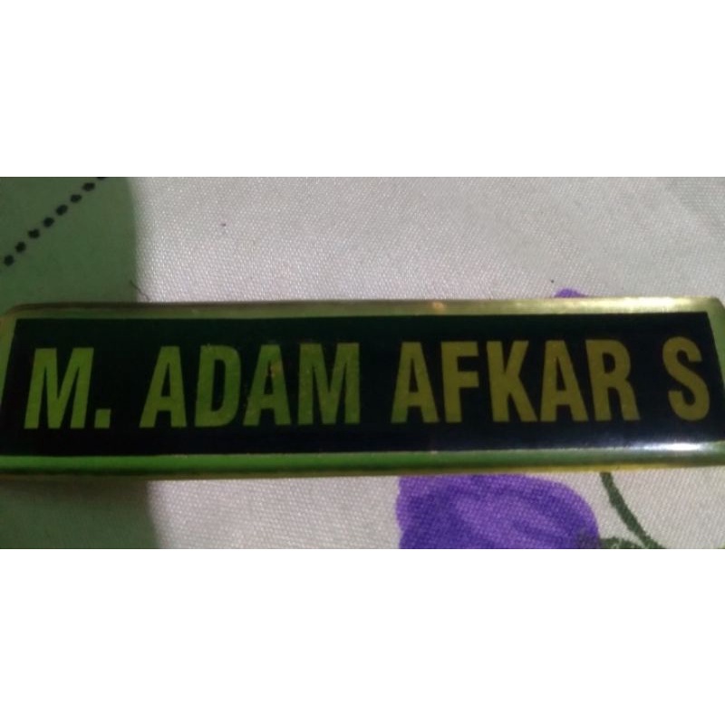 

papan nama peniti