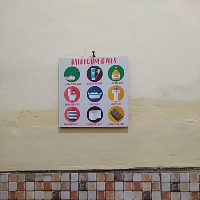 Bathroom Rules - Dekorasi Dinding Kamar Mandi Poster Kayu Pajangan Dinding Kamar Mandi Wall Decor