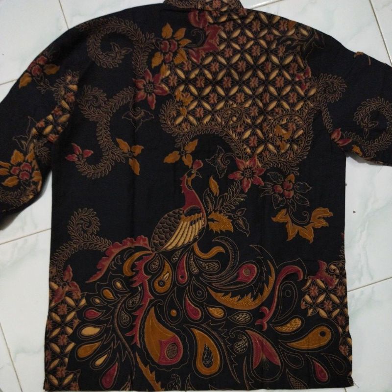 CENDERAWASIH HITAM SM BATIKSOLOAMANAH KEMEJA BAJU BATIK PRIA SOLO LENGAN PANJANG PENDEK LAPIS FURING ATASAN BATIK PREMIUM MODERN KATUN HALUS BIANTARA PARANG LINTANG GUNANDRO PEKSI MERAH PEKSI WIBOWO WAYANG ABANG ARDARA AKAR ABU AKAR TOSCA ERLANGGA PRATOMO