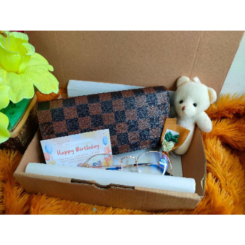 paket hampers kado ulang tahun dompet kipas kacamata murah