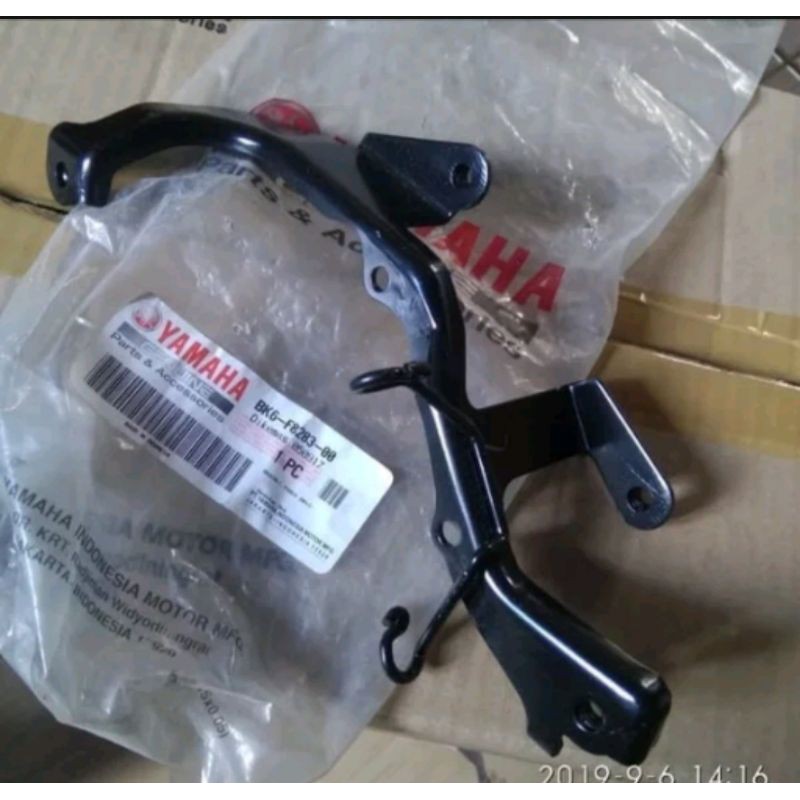BREKET TABUNG AIR RADIATOR NEW R15 VVA V3 ORIGINAL Yamaha