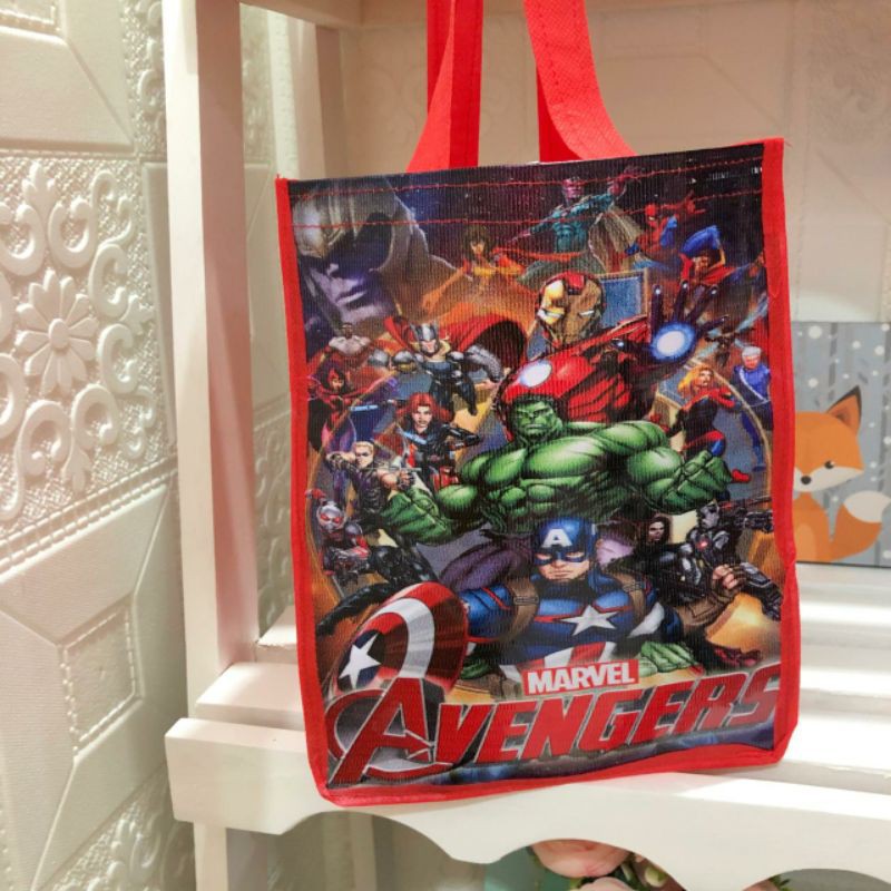 

Tas Tenteng Spunbond Full Avengers