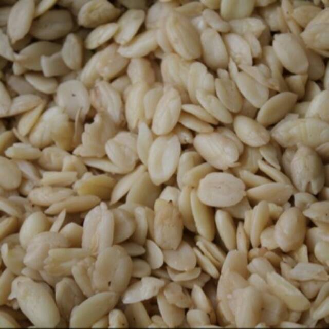 

Kacang kenari utuh