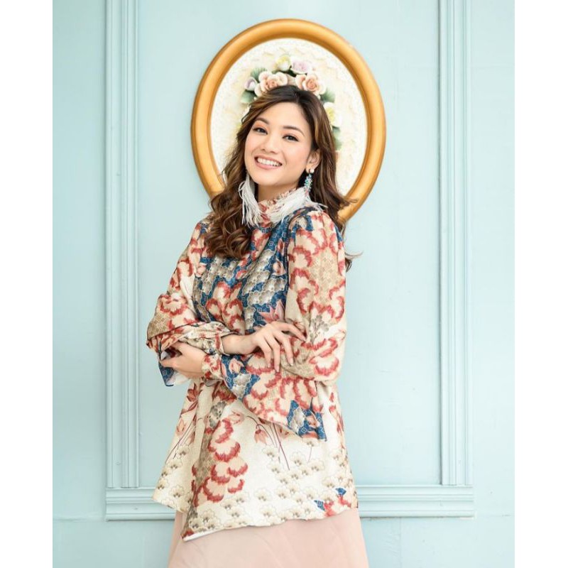 Emily blouse redwood XL wearing klamby