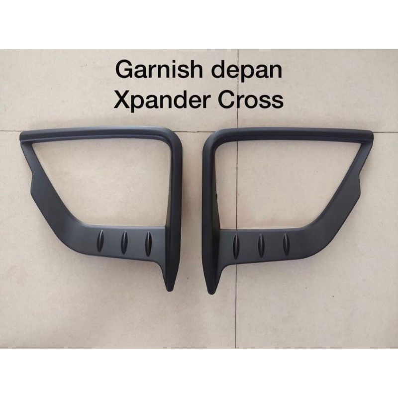 Garnish lampu depan hitam Xpander cross.
