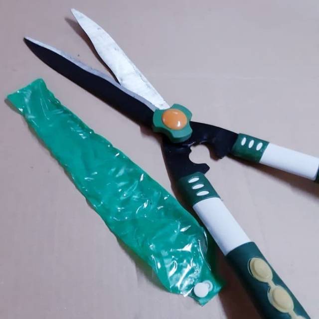 GUNTING RUMPUT-GUNTING TAMAN