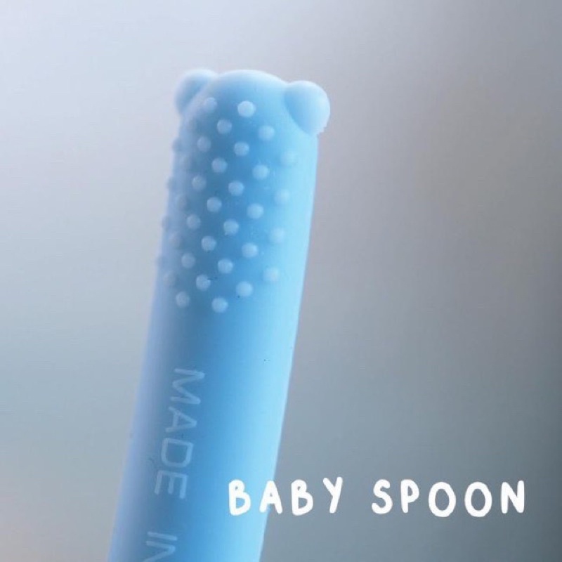 Monee Silicone Baby Spoon Sendok Silikon Bayi MPASI Empuk Teether Gigitan Bayi Ujung Bergerigi BPA FREE// Case Monee Sendok Silikon Bayi Traveling Penyimpanan Sendok Bayi