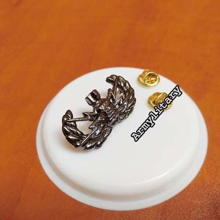 Pin jihandak black dan gold