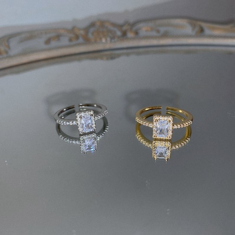 Cincin Bahan Alloy Lapis Silver / Gold Dengan Berlian Imitasi Bentuk Kotak Untuk Wanita