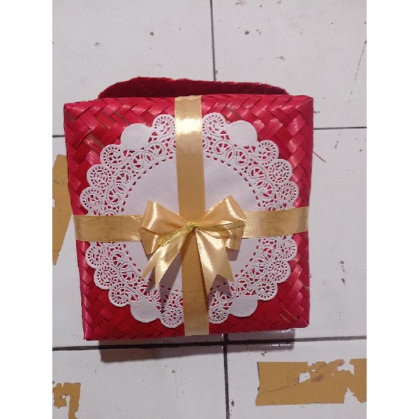 

kado natal besek bambu warna merah spesial hari natal ukuran 25cm x 25cm