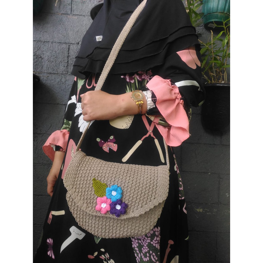TAS SELEMPANG RAJUT OVAL BUNGA | KNETTING SLING BAG LEMBANG