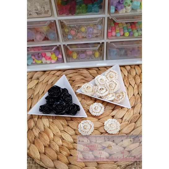 mote manik mawar 2cm bunga mawar hitam mote bunga mawar putih