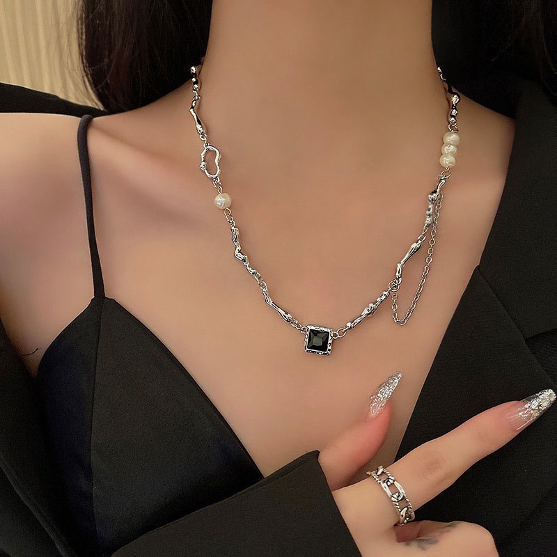 Kalung Choker Bahan Titanium steel Aksen Mutiara Zirkon Untuk Perempuan