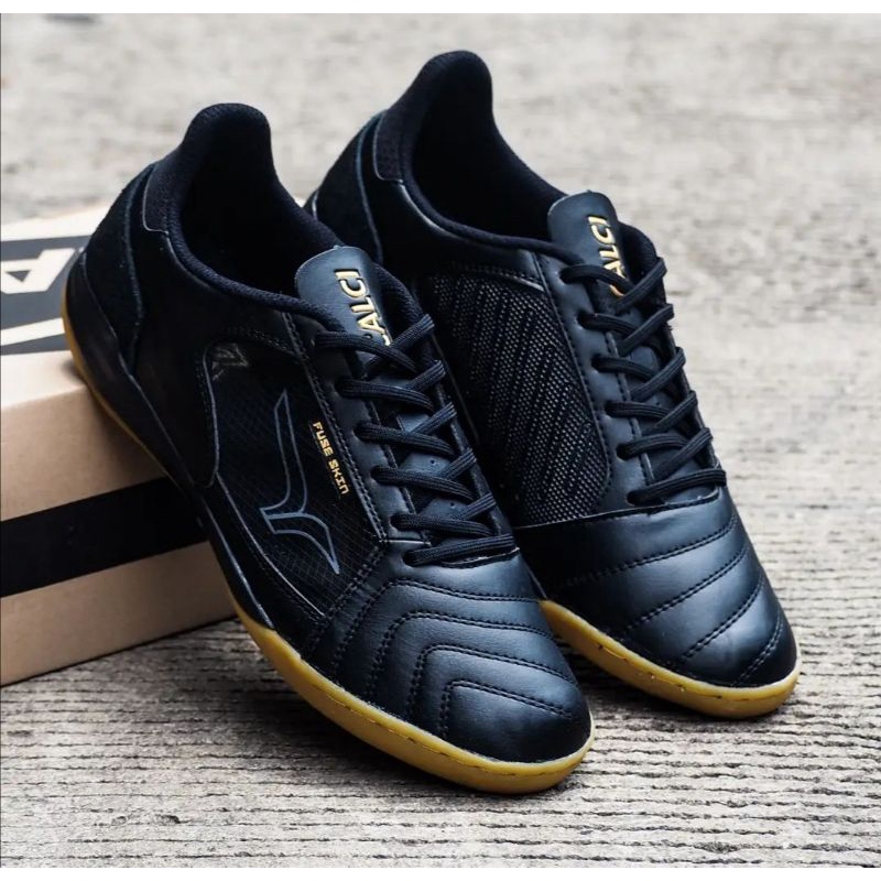 Sepatu Futsal CALCI BOMSALA BEYONDER BLACK / GOLD