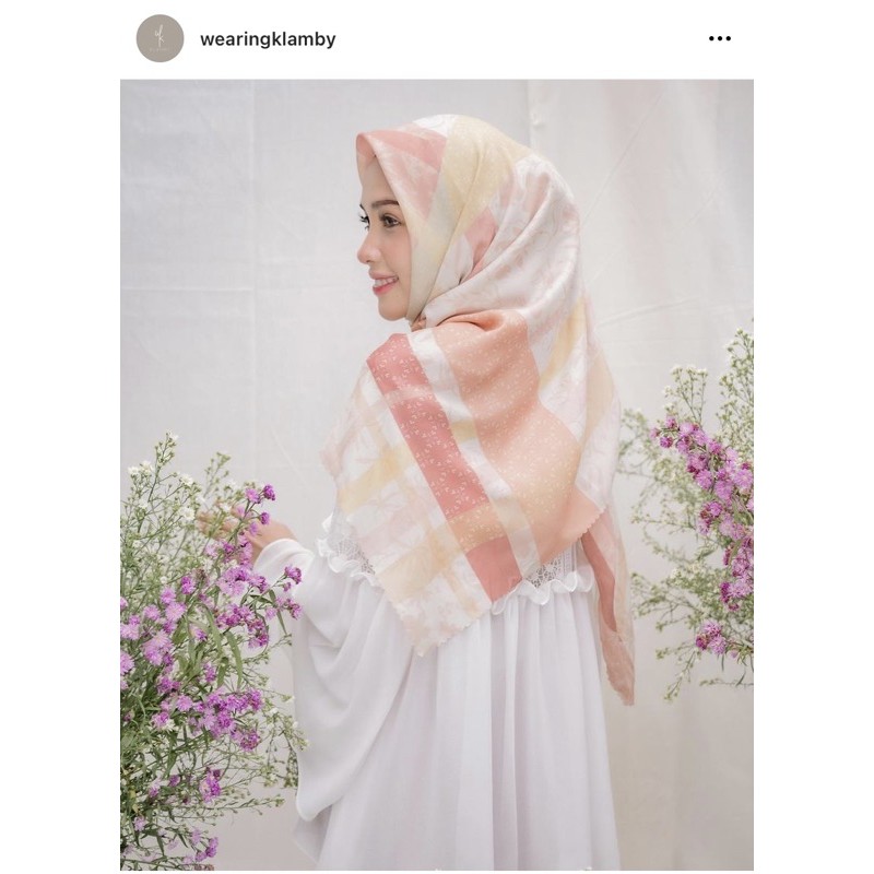 RACHEL SCARF WEARING KLAMBY