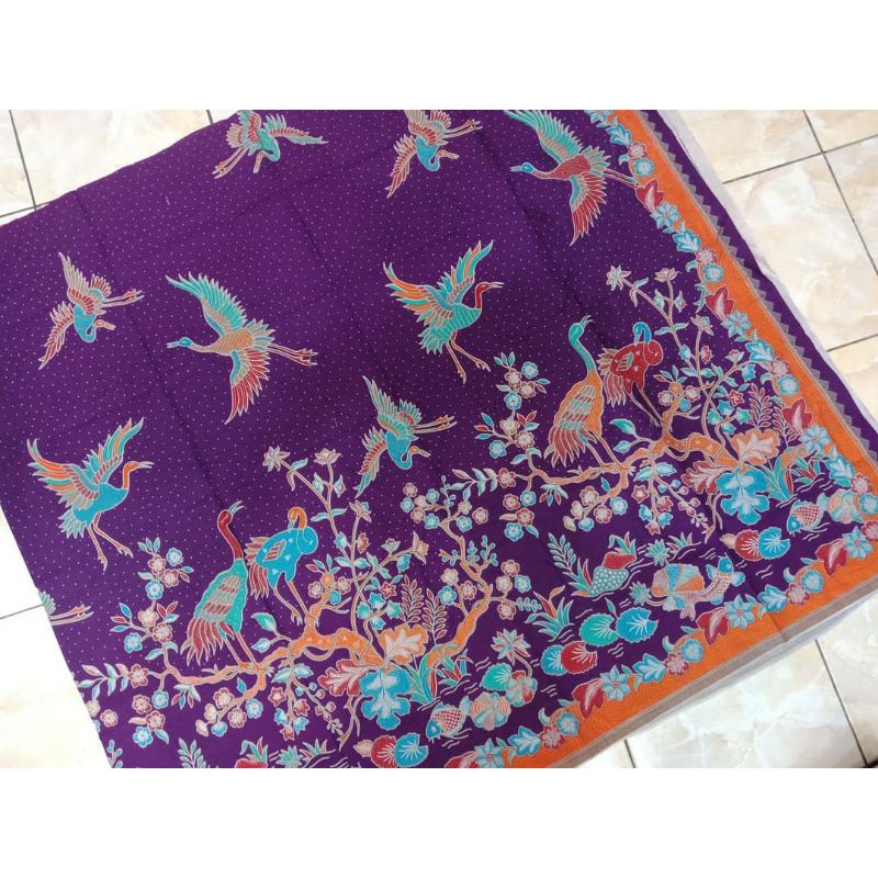 Kain Batik Solo motif merak dasar ungu