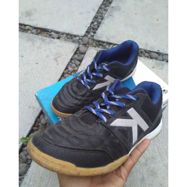SepatuFutsalKelme
