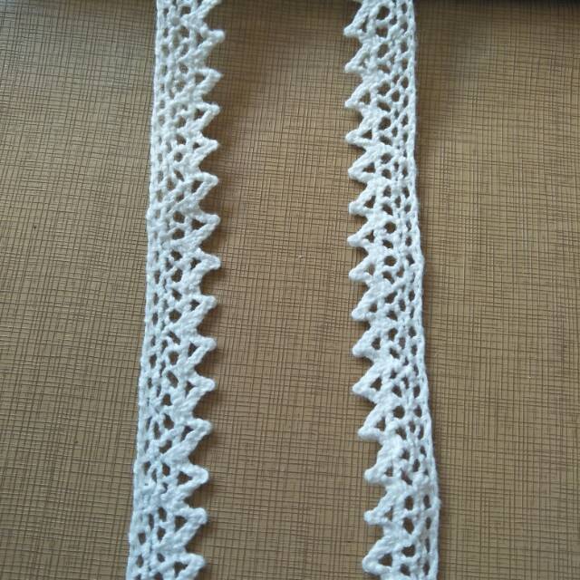 Renda katun rajut warna bw/broken white lebar 1.5cm harga Rp.20.000/15yard