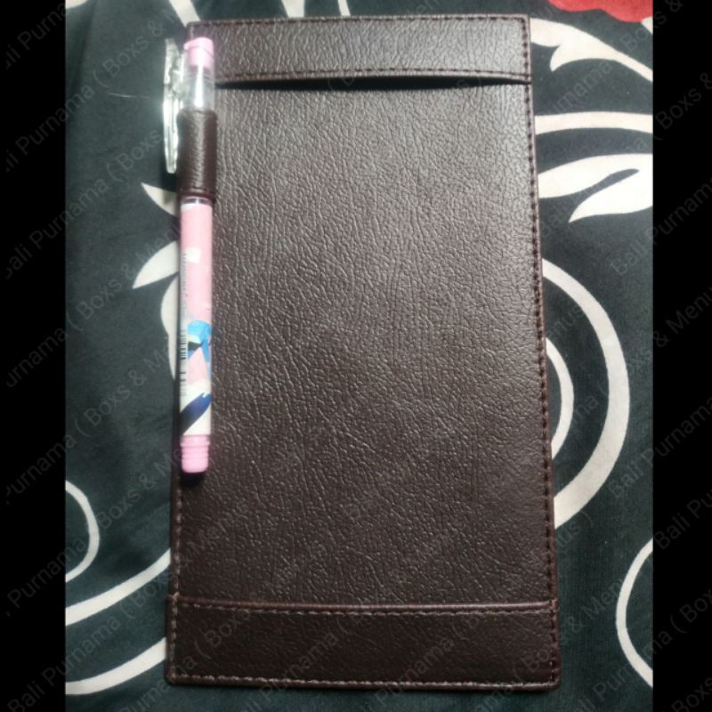 

NOTEPAD BAHAN KULIT SINTETIS WARNA COKLAT ISI TEMPAT PULPEN