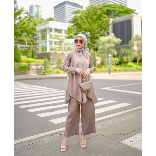 READY - LIZZIE SET ISH - TAUPE