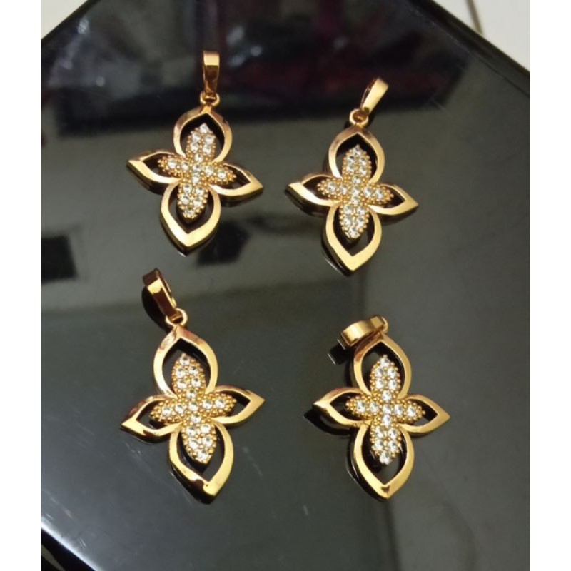 Liontin xuping wanita berlapis emas dengan mata zircon.