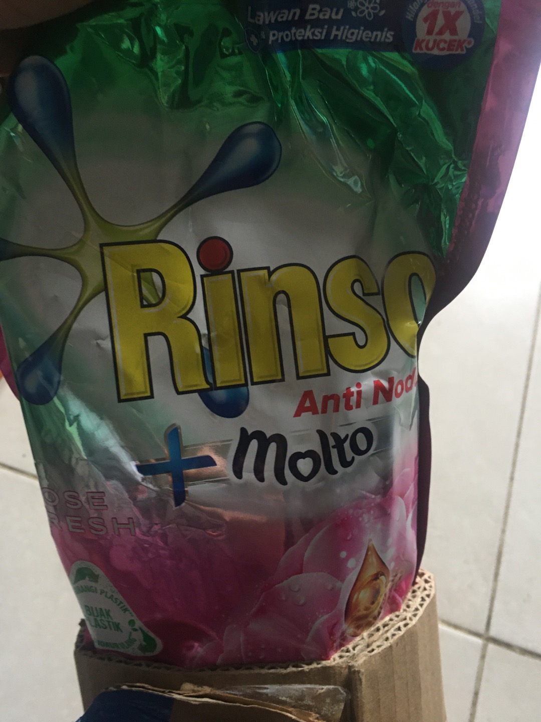 Rinso Cair Molto Rose Fresh & Perfume Essence  750 Ml