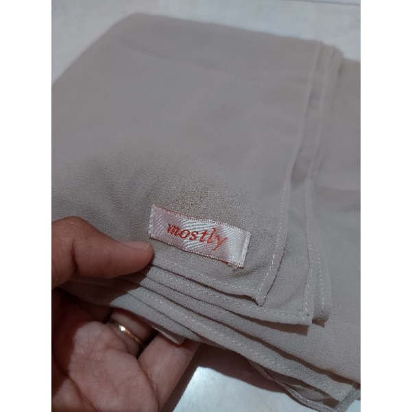 mostly plain hijab pasmina warna khaki nude