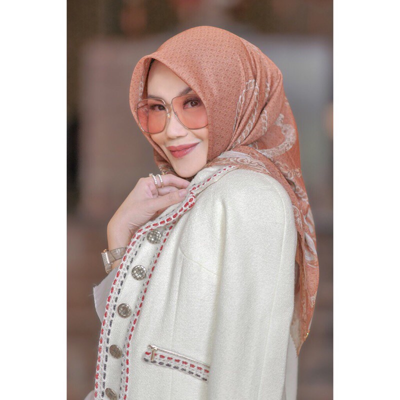 buttonscarves the chain  series extended