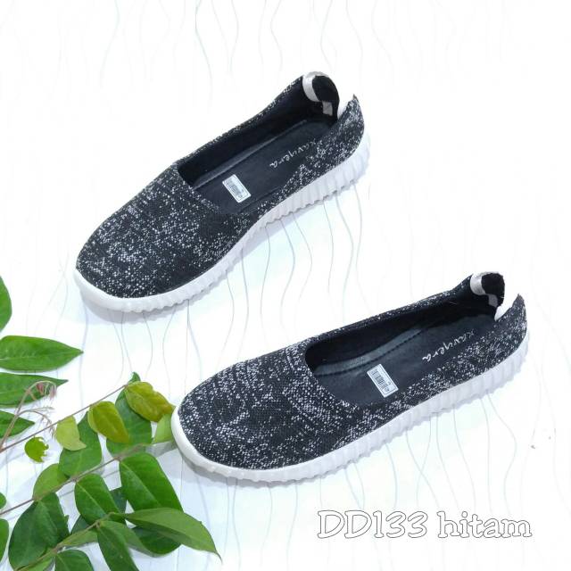 Borneo Sepatu Wanita Slip On Keren Bahan Kanvas Tebal Sol Karet DD133 by Xavyera