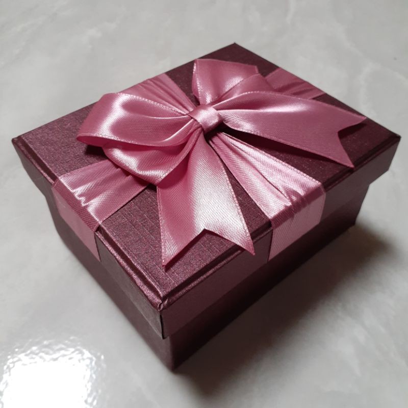 

HARDBOX MERAH HATI KEUNGUAN PITA DUSTY
