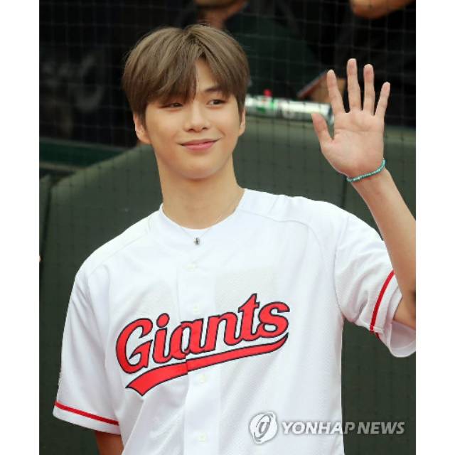 KANG DANIEL JERSEY GIANTS / BAJU KOREA KPOP HOODIE JACKET JAKET