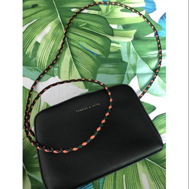 Sling bag charles and keith warna hitam..ori