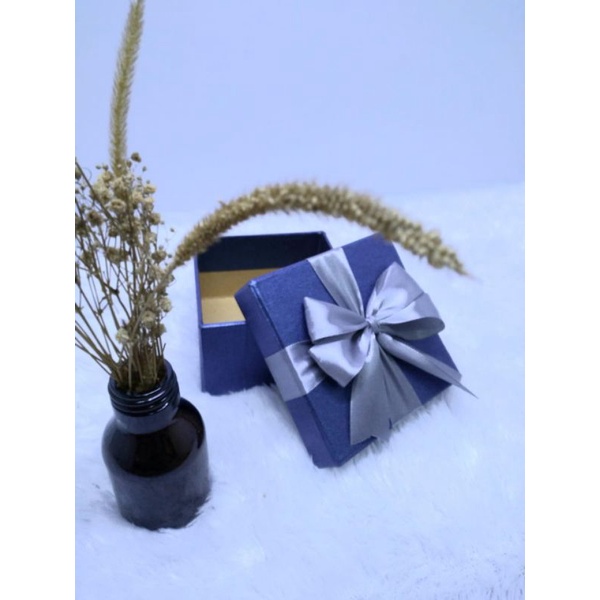 

gift Box Premium size 10x10x5cm berpita