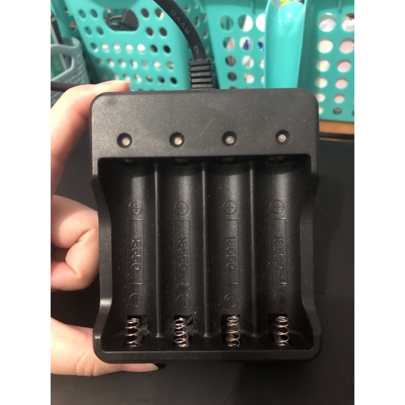 preloved Kabel Cas 4 slot Baterai 18650 kabel cas baterai 18650 tempat cas 4 slot baterai 18650