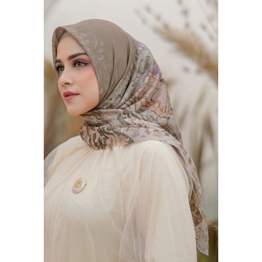 READY Farsha Moss Buttonscarves