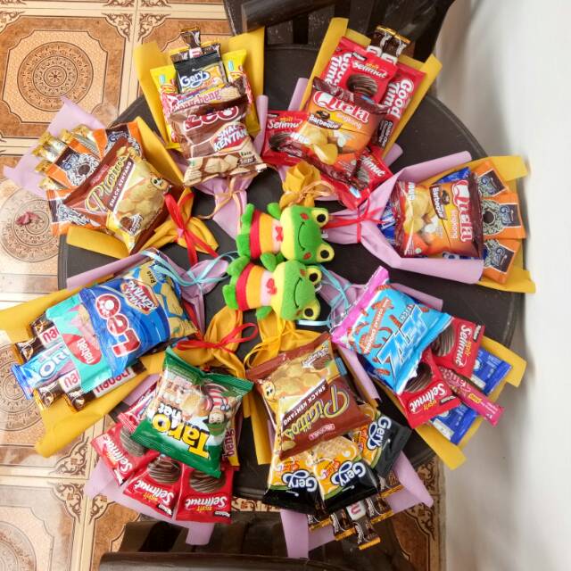 

Mini buket snack / buket snack murah / bouquet snack / kado kekinian / kado wisuda / bouquet wisuda