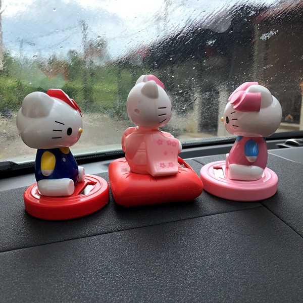 Pajangan Figure Goyang Kepala Mobil Solar Power HELLO KITTY ORIGINAL dan KIMONO SERIES