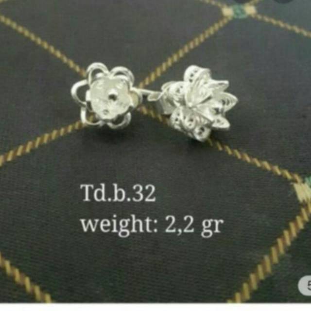 Giwang tindik bunga