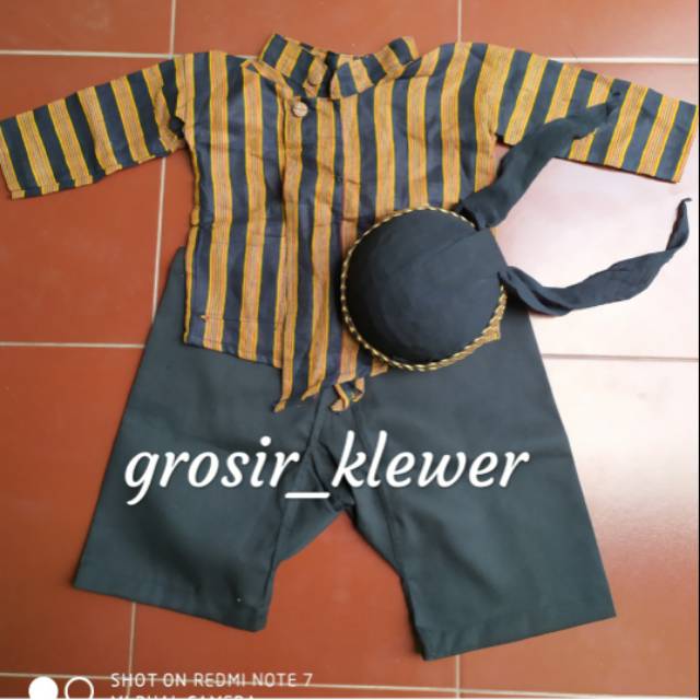 Satu set baju lurik anak celana dan blangkon setelan Satu set baju lurik anak celana dan blangkon setelan