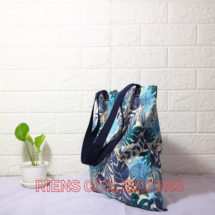 TAS KANVAS TOTEBAG KANVAS MOTIF FLORAL BIRU. Riens Collections Tas Jogja Tas Souvenir Jogja Oleh Oleh Jogja Malioboro