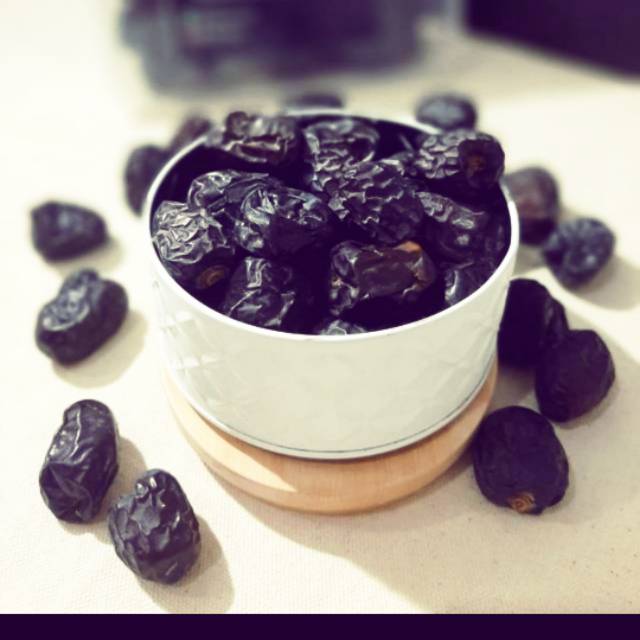 

Kurma ajwa dari arab kurma nabi تمر عجوه المدينه