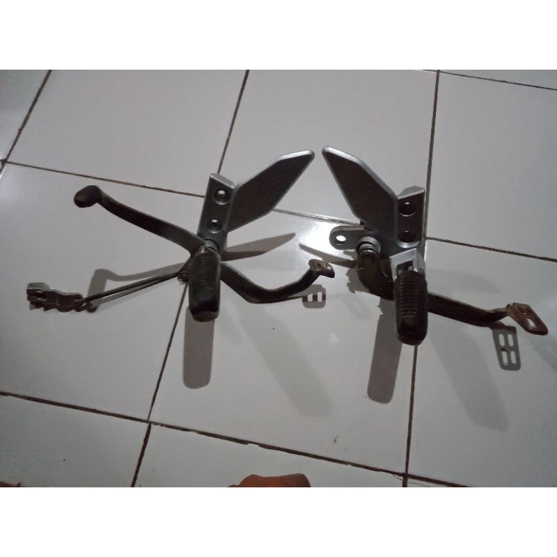 foot step depan vixion old/lama original