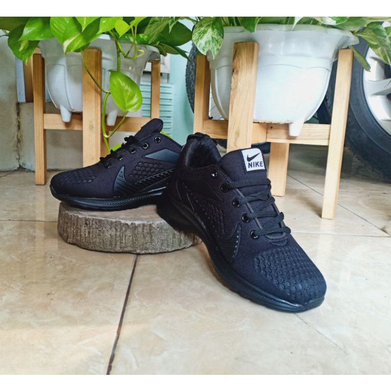 Sepatu Sneakers Sekolah Olahraga Pria Wanita Hitam