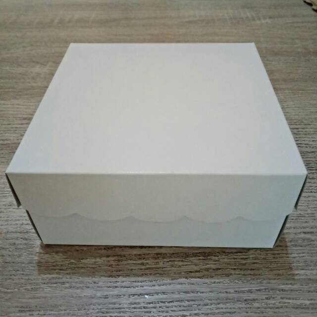 

Dus Kue R6 / Kotak Kue Polos Putih 15cm ( 10 Lembar )