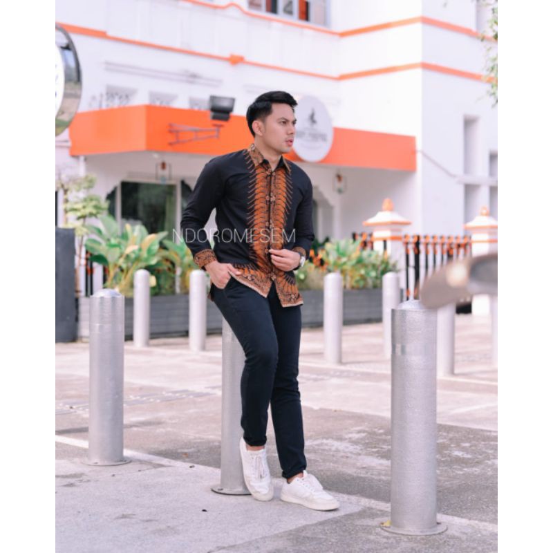 Kemeja Batik PREMIUM Warna Hitam Batik Exclusive NdoroMesem Bahan Katun Baturaden Reguler Fit B112