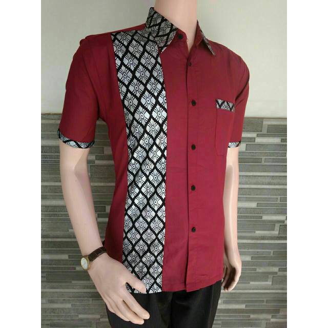 Hem pria batik merah lengan pendek