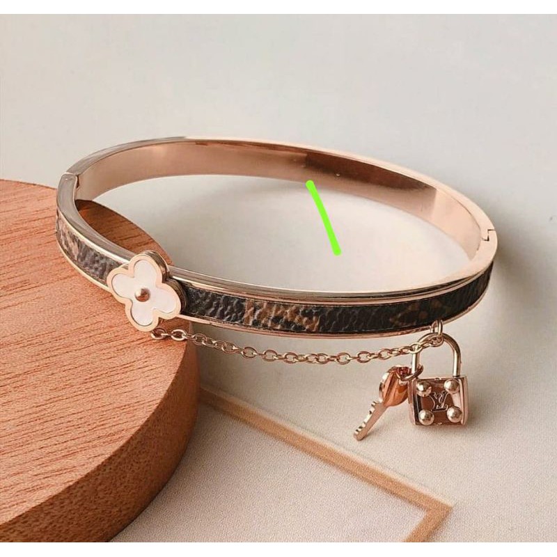 Gelang LV Flower Gembok G09 Titanium kualitas premium Gelang LV Flower Gembok G09 Titanium kualitas premium