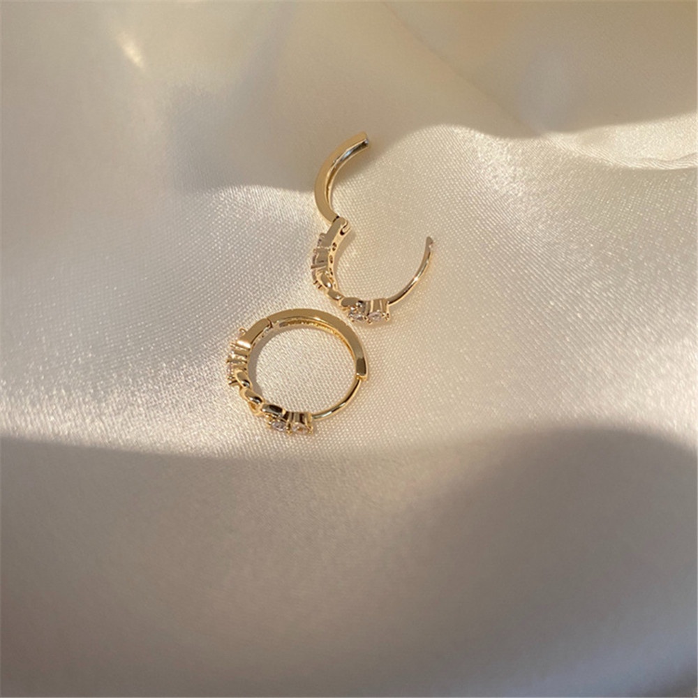 1 pasang Rantai Temperamen Korea dengan Desain Berlian Anting Emas dan Perak untuk Wanita
