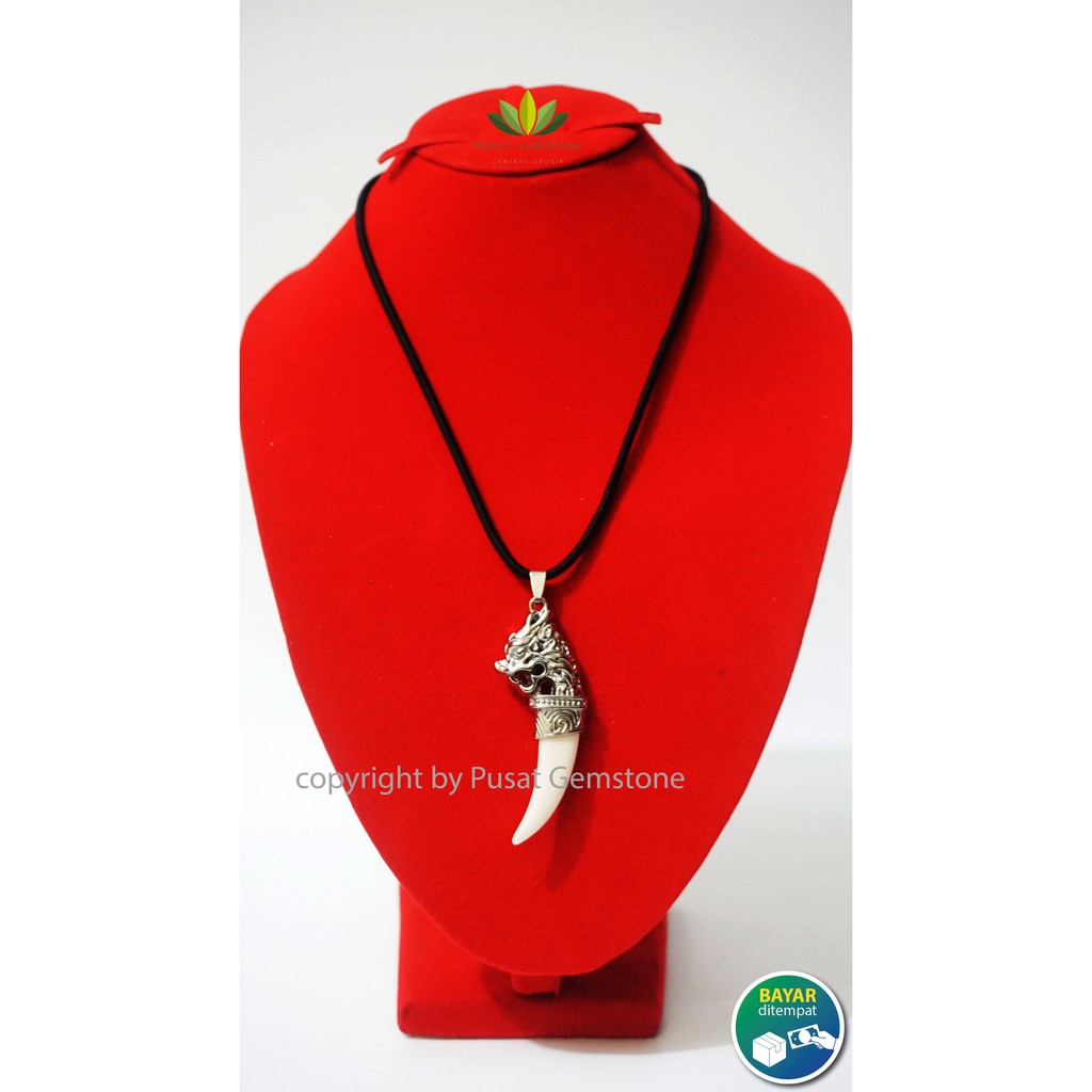 Liontin Taring Kepala Naga