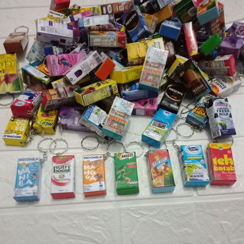 TOKOJUJUR GANTUNGAN KUNCI UNIK BENTUK CEMILAN SNACK HELLO KITTY DORAEMON-Ganci Minuman Kotak